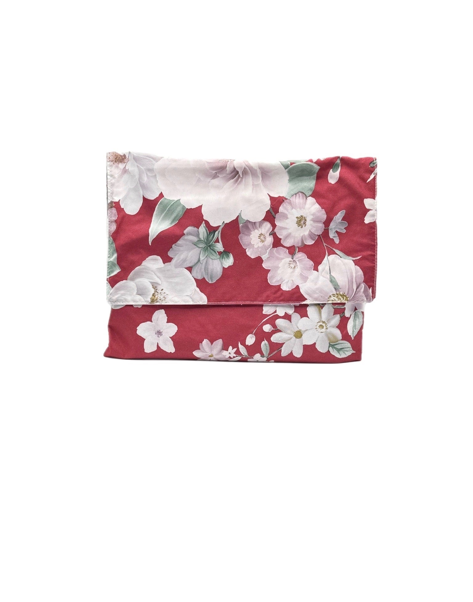 Estuche sobre flores rojo